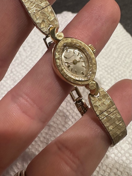 Bulova Accessories - Vintage 1967 14K Gold Bulova Women’s Gold Teardrop Bracelet Watch